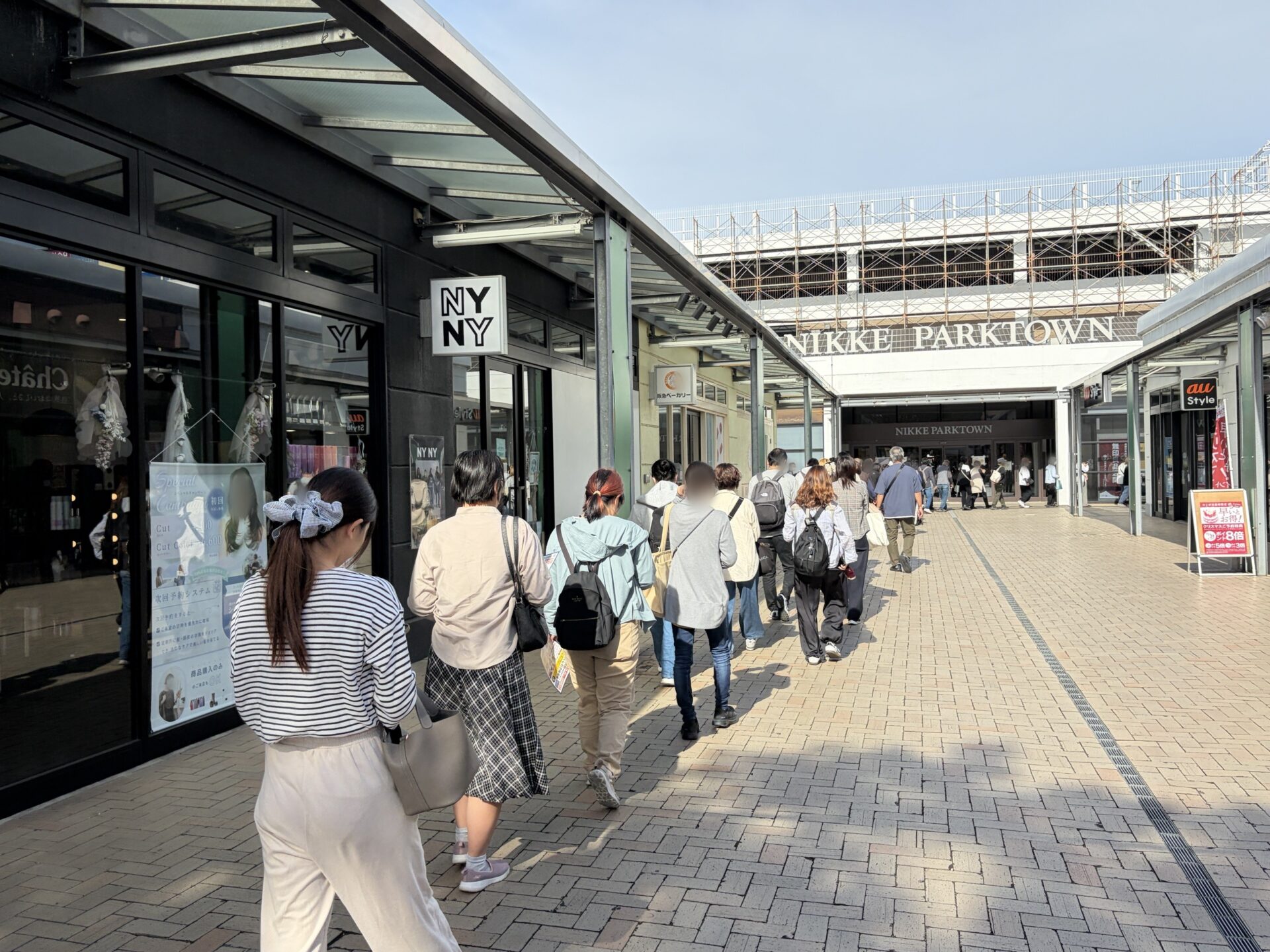 NYNY前からニッケパークタウンへ続く行列