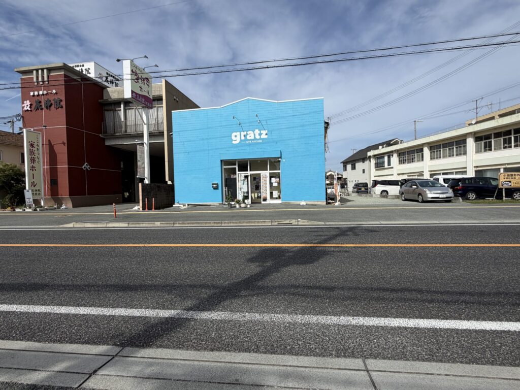 ライブハウスgratzの青い外観