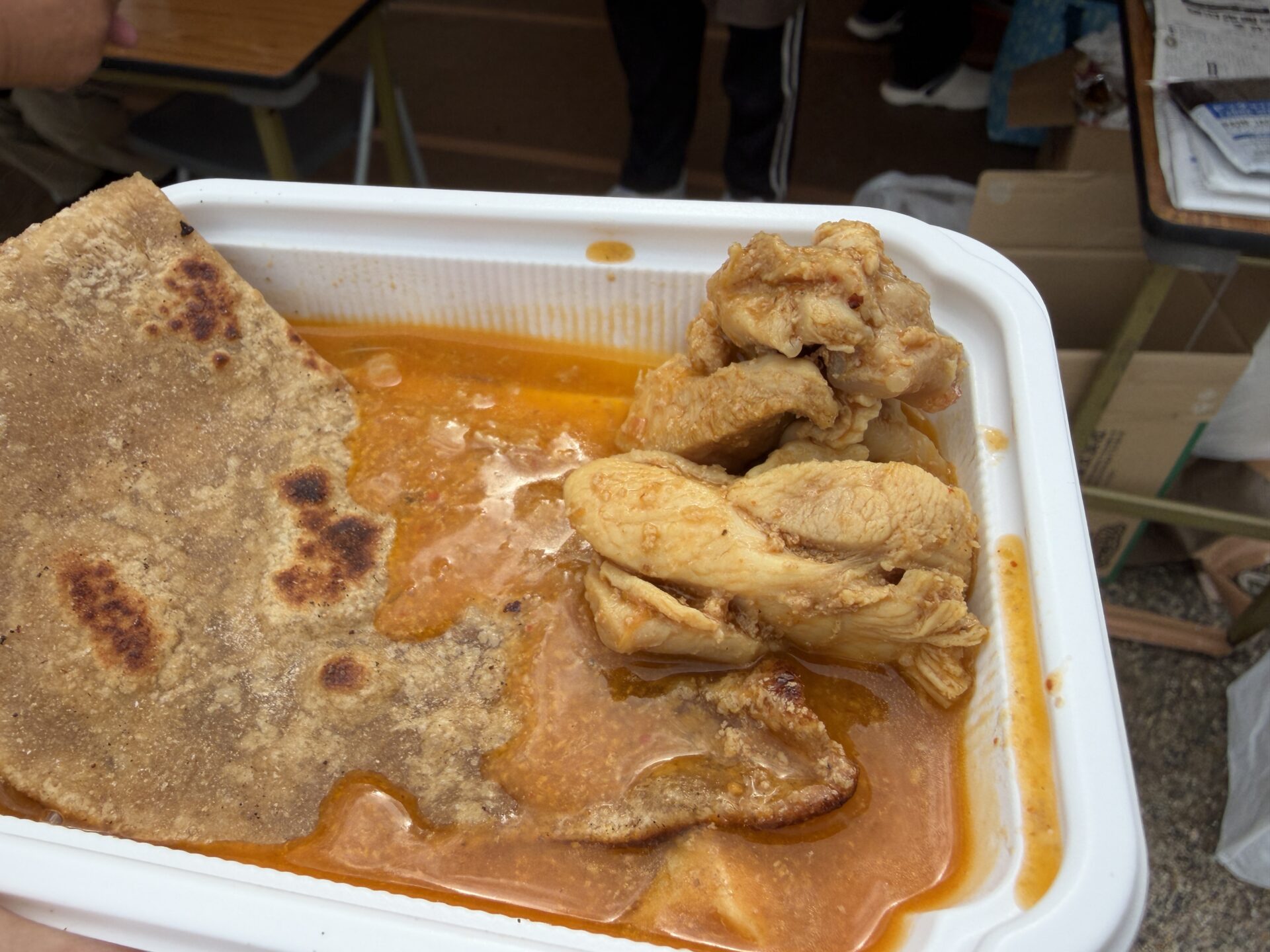 パキスタンのチキンカラヒ・ロティ