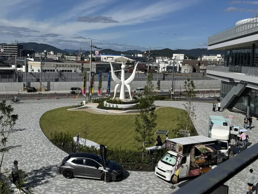モニュメント前広場のキッチンカー