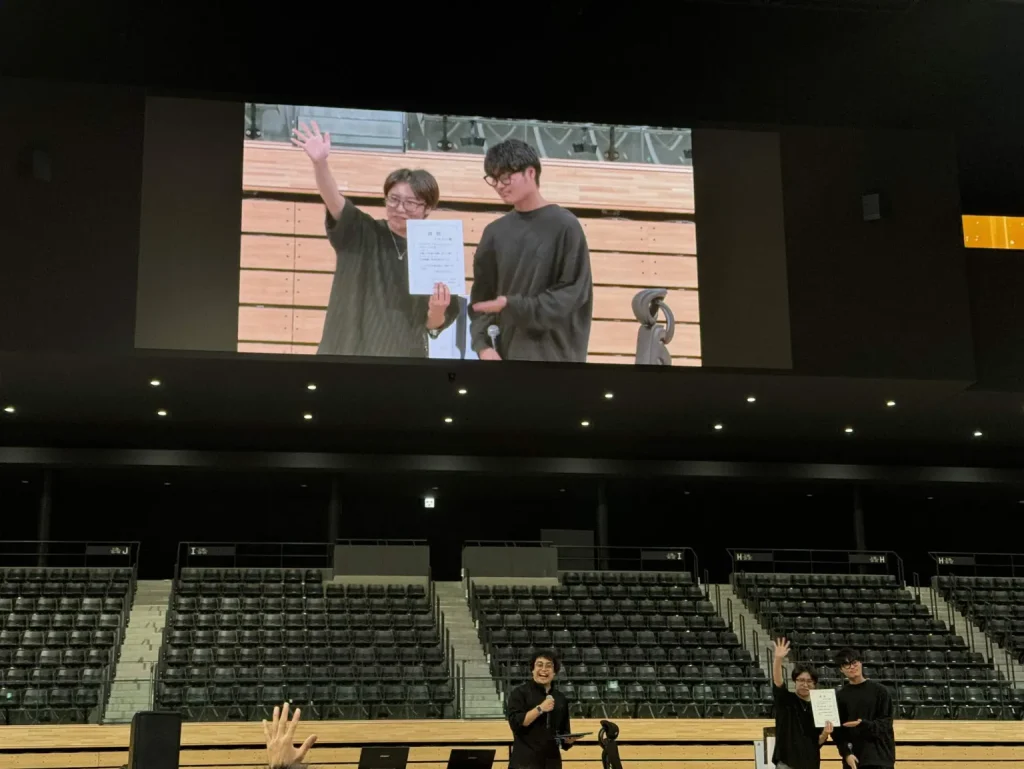 ステージ上での表彰式