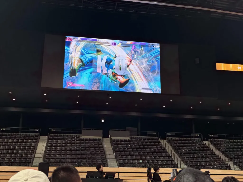 巨大スクリーンに映るスト6のK.O.画面