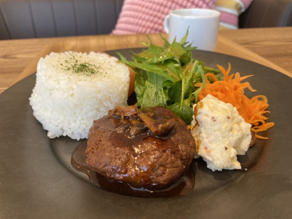 まねきフードホールのハンバーグプレート