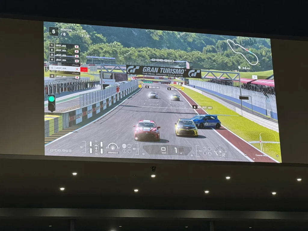 巨大スクリーンに映るGT7のレース画面