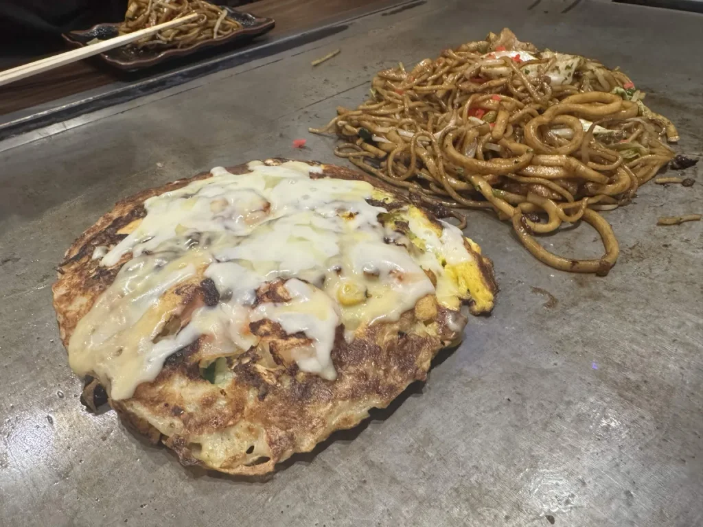 鉄板の上のシーフード焼きとチャンポン焼き