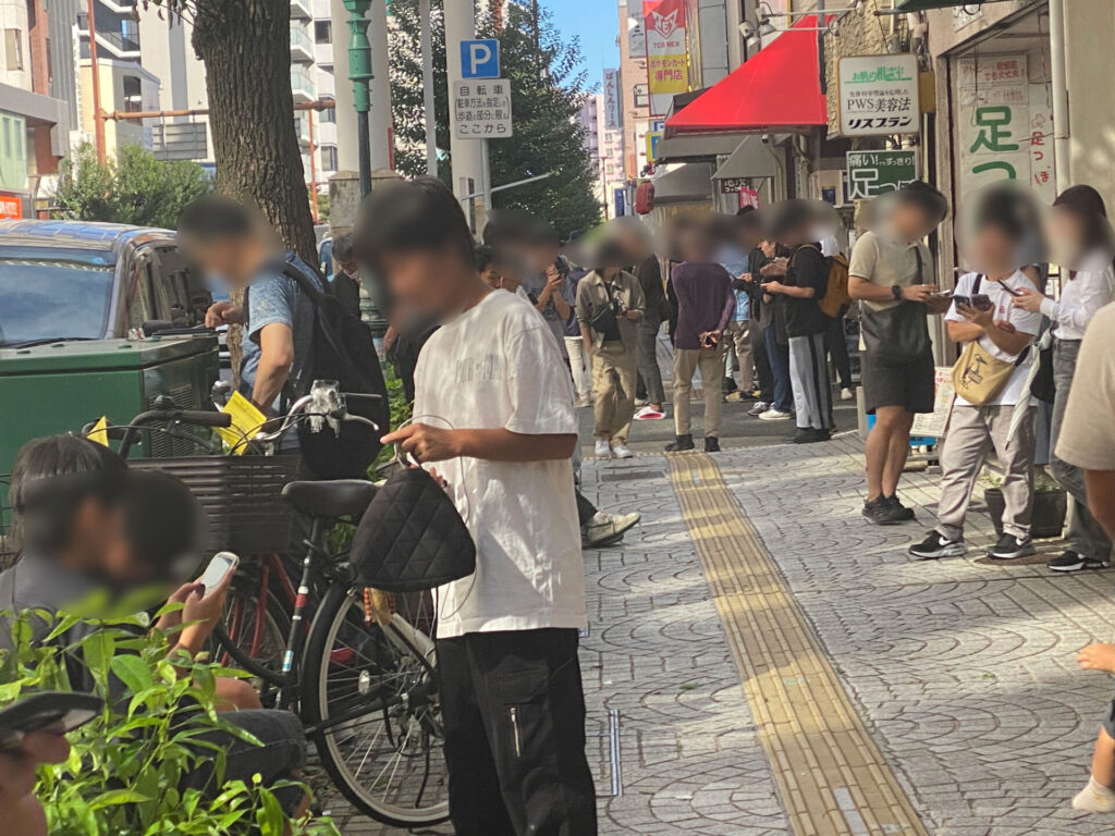 商店街の軒下に集まる人たち