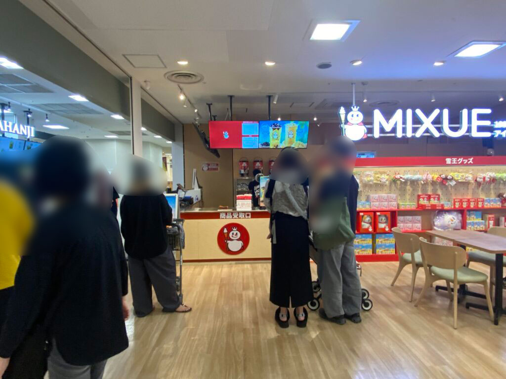 受け取りカウンターに並ぶお客さん