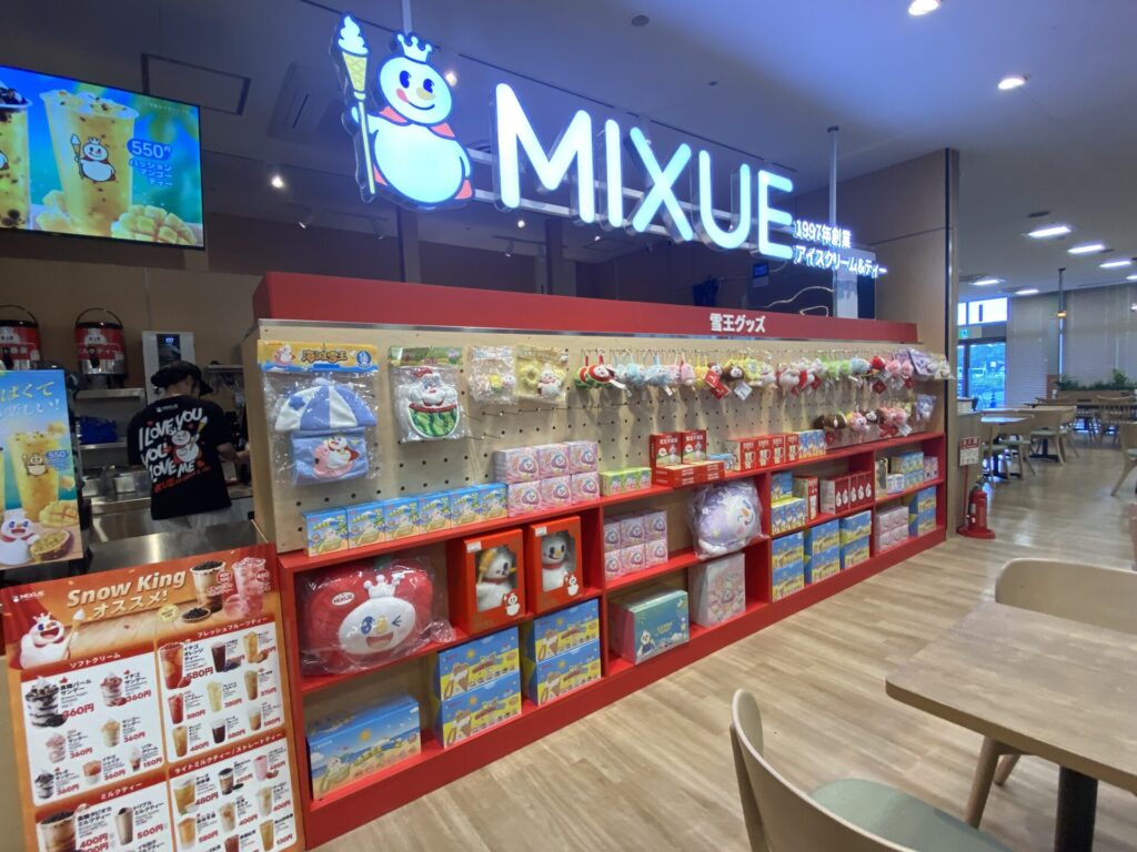 雪王グッズの物販コーナー
