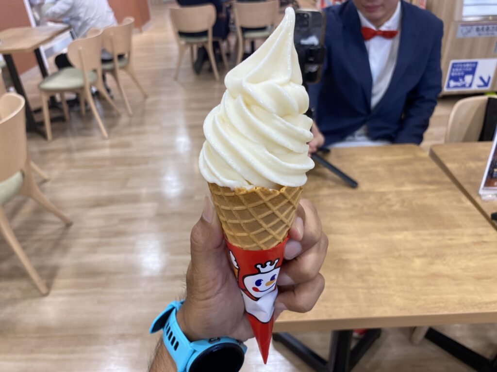 雪王の紙が巻かれたソフトクリーム