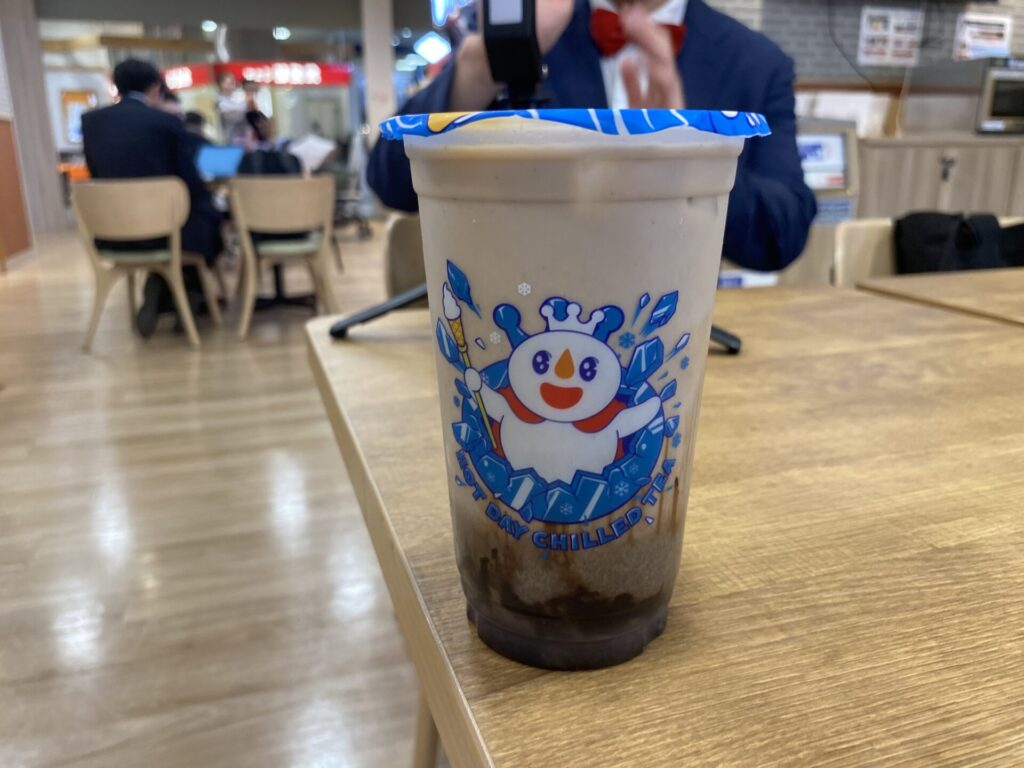 雪王のカップのタピオカドリンク