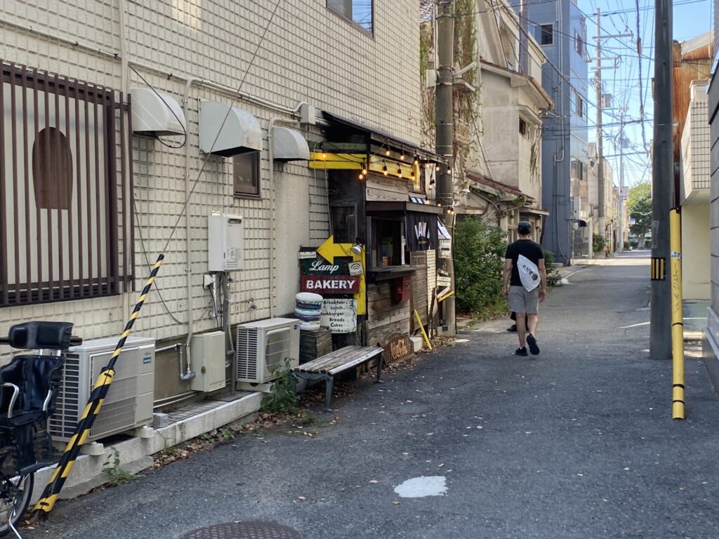 ビル横の路地奥にあるベーカリーランプ本店