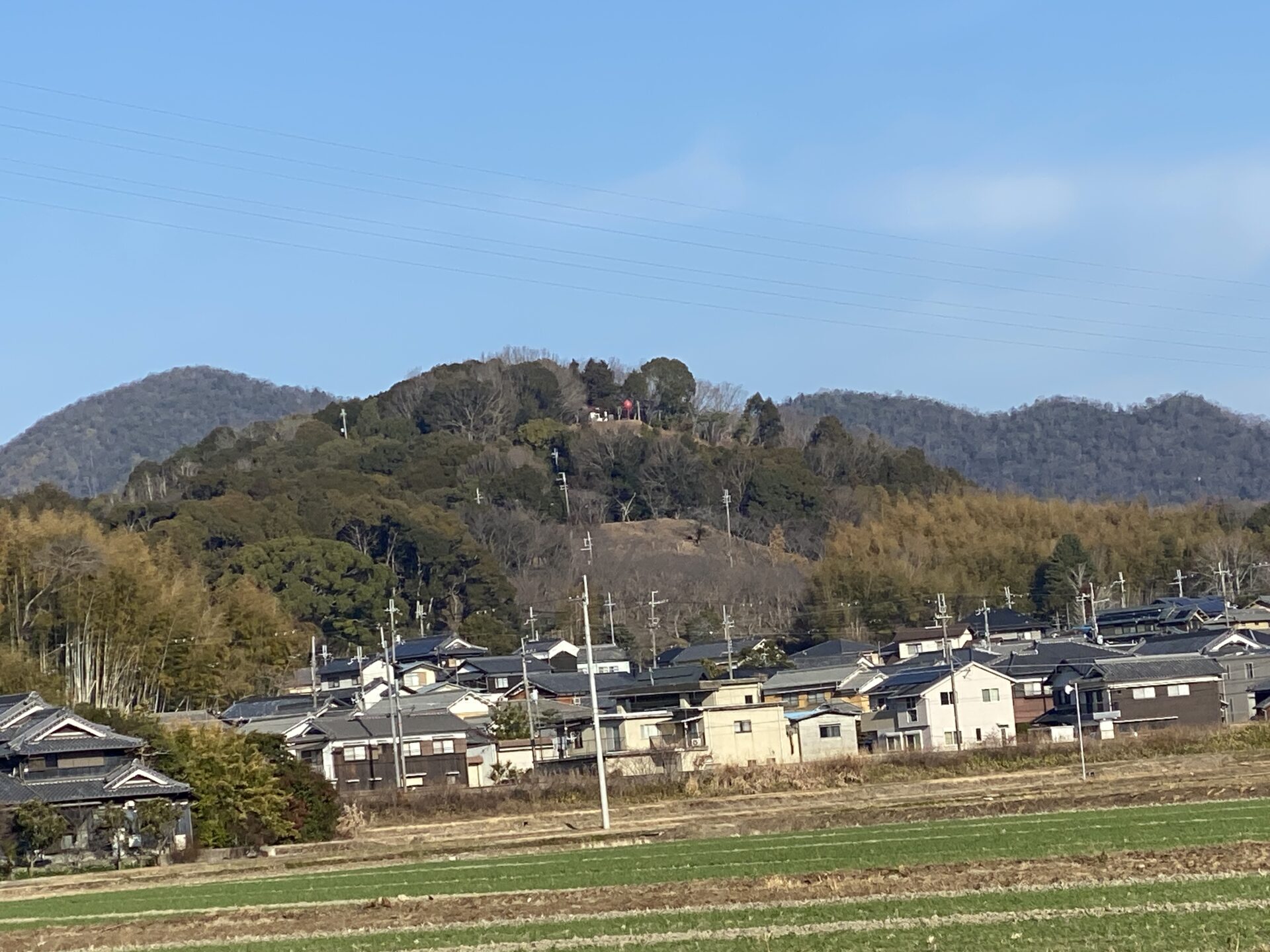 山と田畑、民家が並ぶ福崎町の風景
