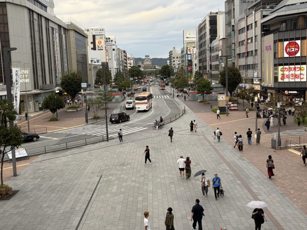 姫路駅前から見た大手前通りと姫路城