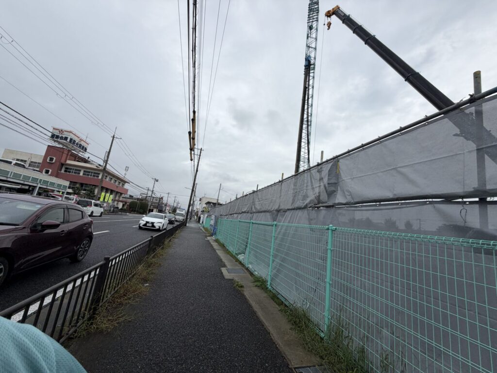 312号線沿いの姫路合同貨物の赤い建物
