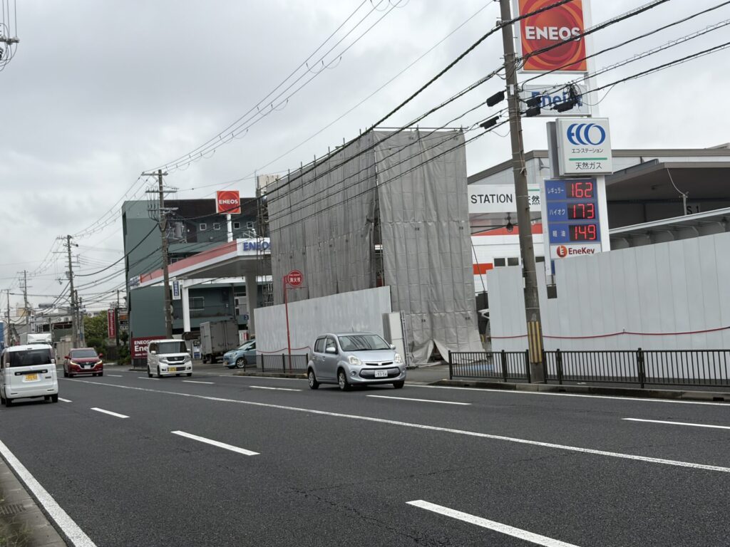 改装工事中のENEOSのガソリンスタンド