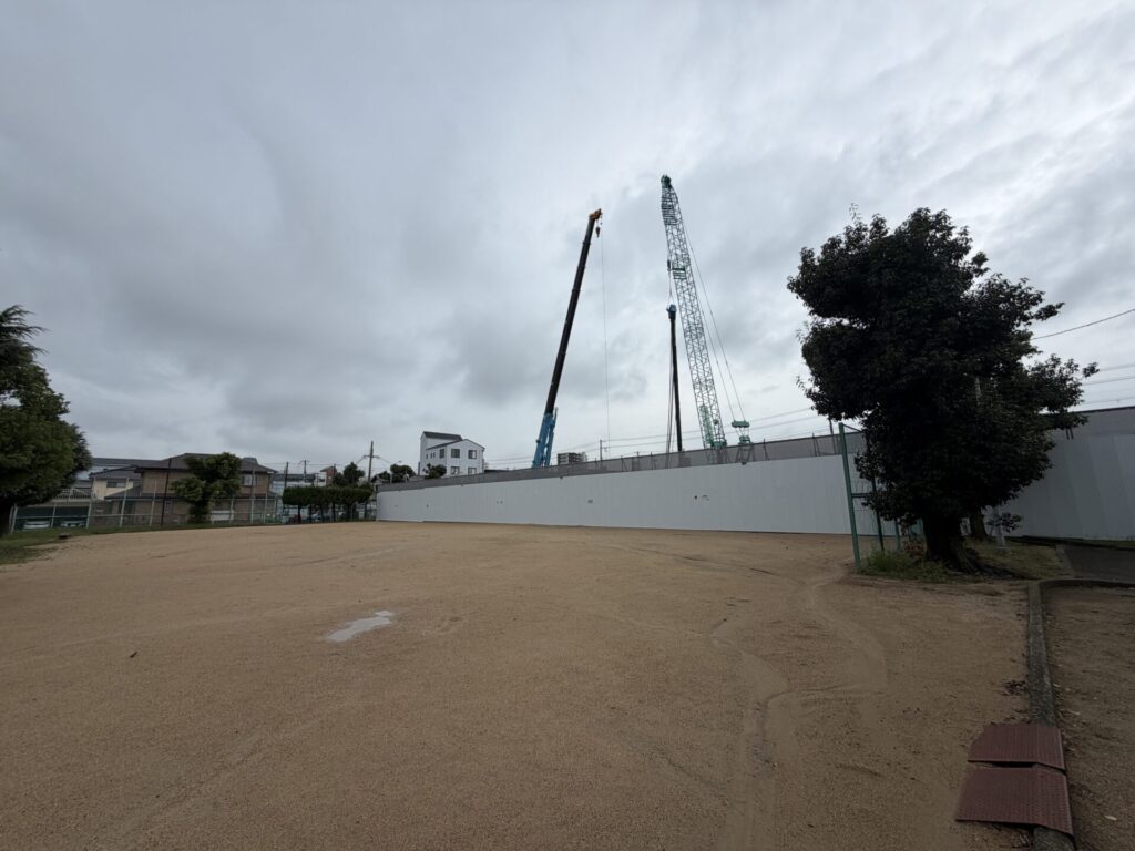 東郷公園の広場側から見た仮囲いと2基のクレーン