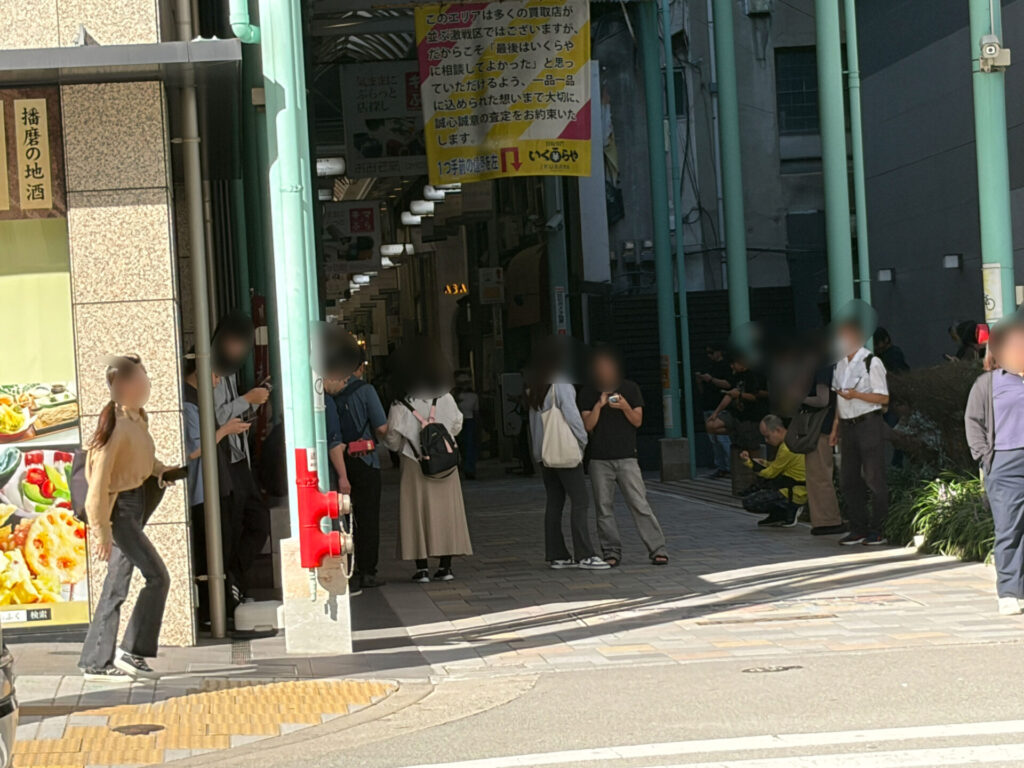 おみぞ筋の入口付近にできた人だかり