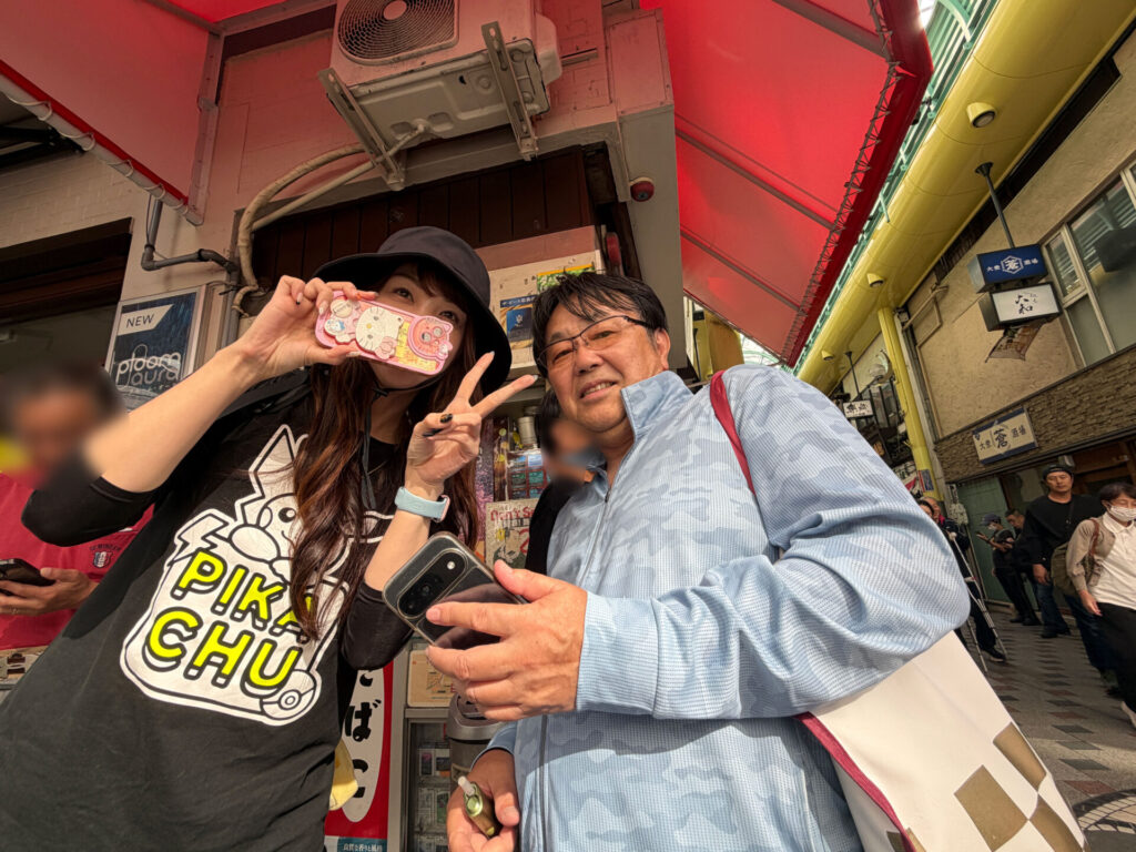 ピカチュウTシャツを着たトレーナー