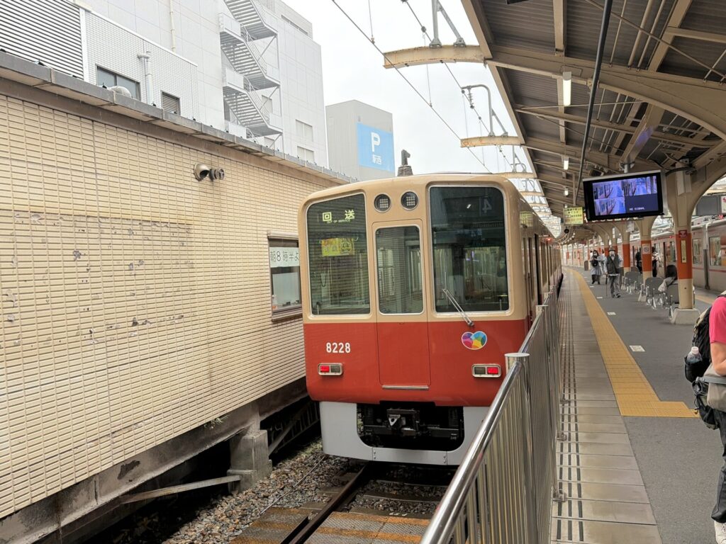 駅に停車する山陽・阪神直通特急