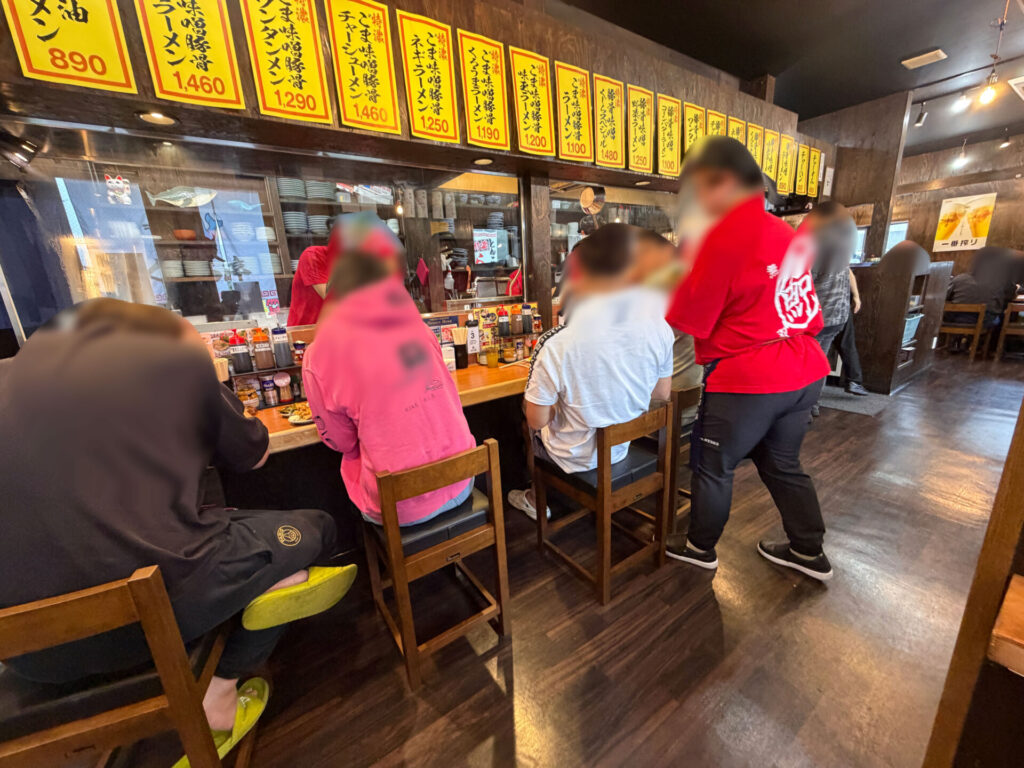 カウンター席とボックス席の店内