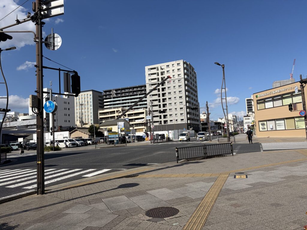 工事現場周辺の街並み