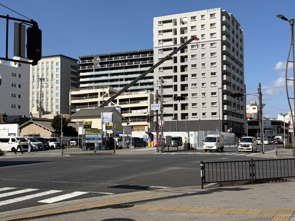 東駅前町の工事現場の仮囲いとクレーン