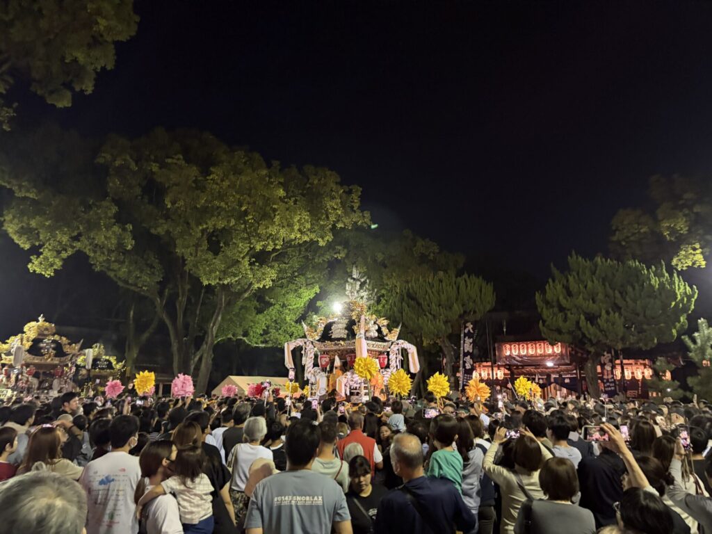 夜の境内に並ぶ屋台