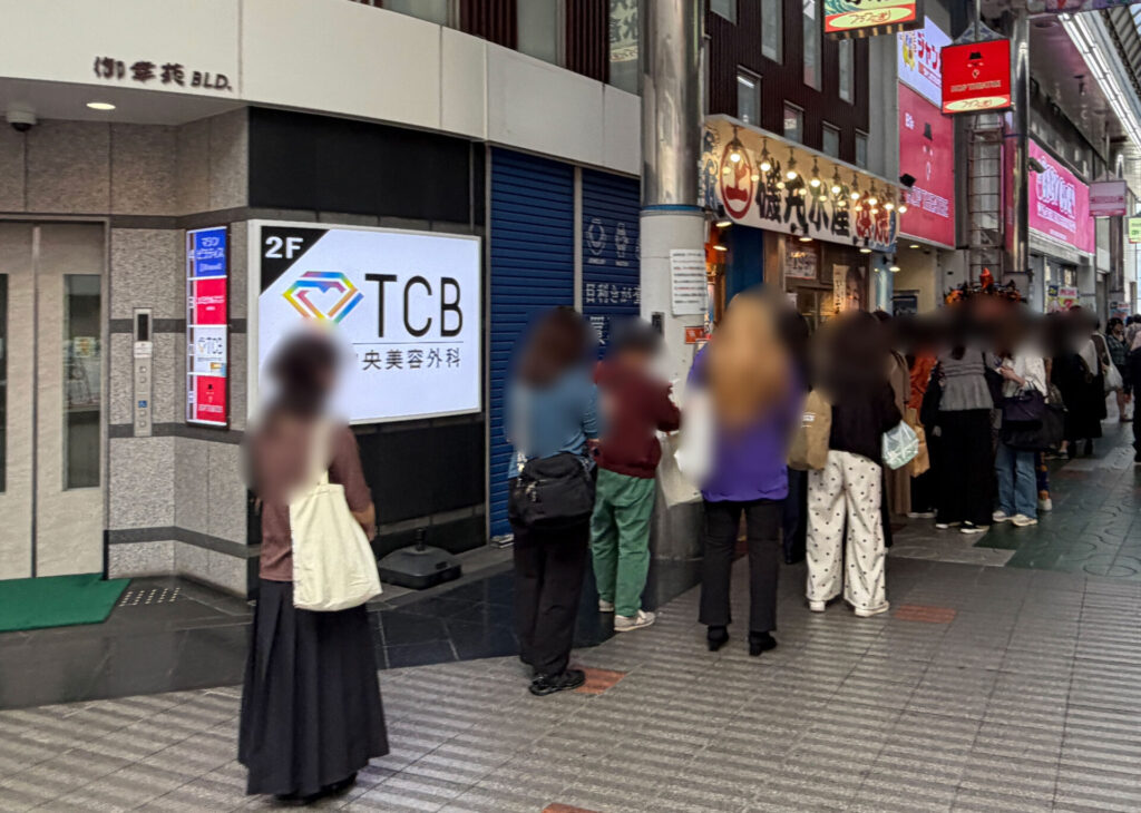 フラワー通り商店街に並ぶ行列