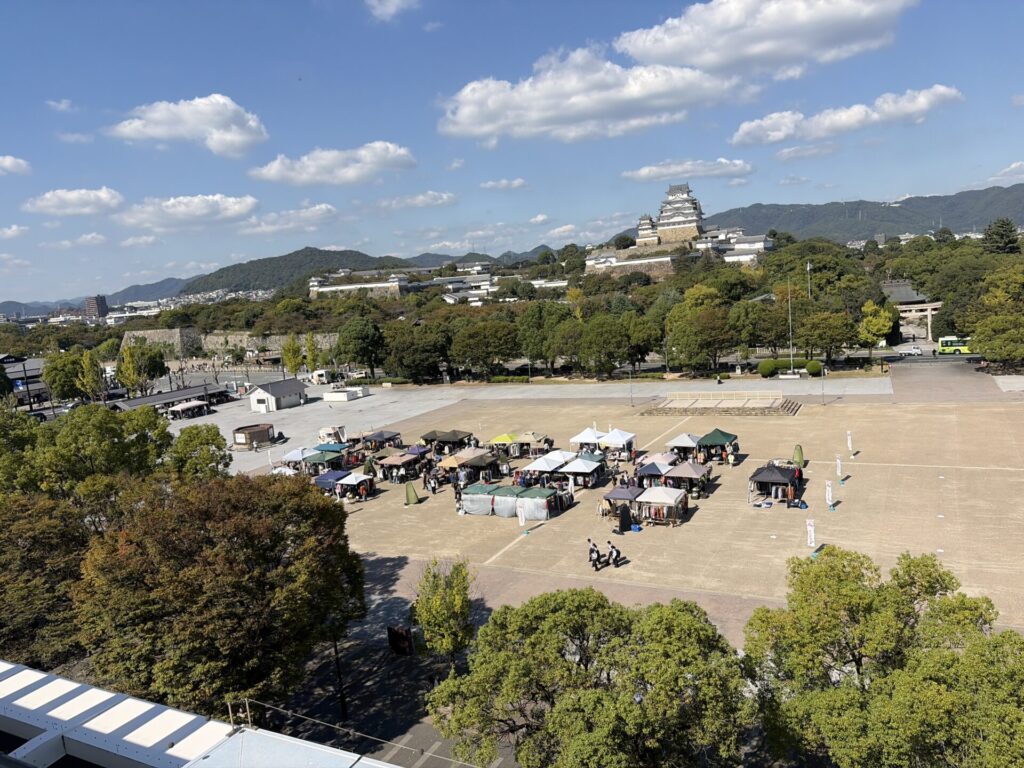 大手前公園に並ぶテントと奥に見える姫路城