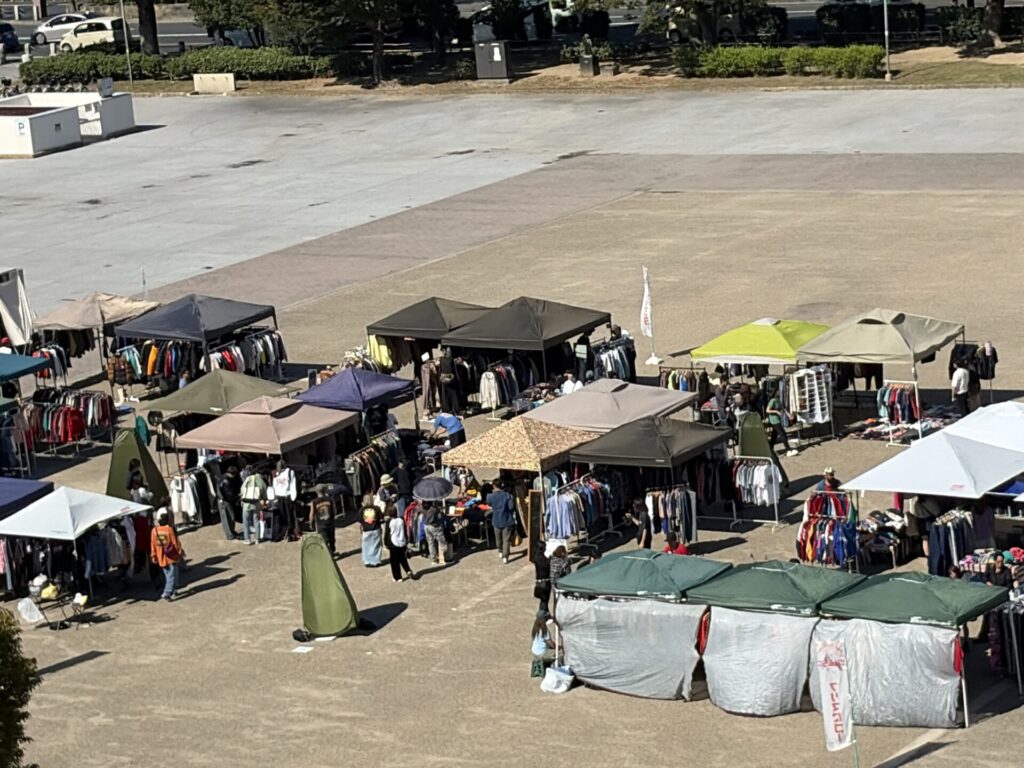上から見た大手前公園のテント