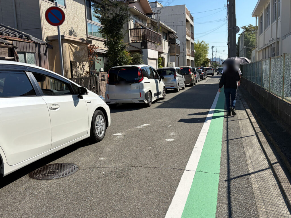 車道側から見た播磨屋本店 姫路店の行列と車