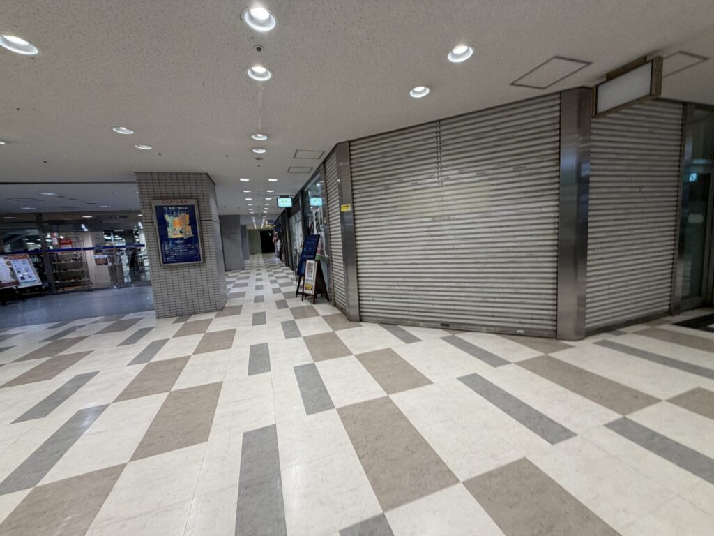 キャスパ2階の館内通路とフロア案内板
