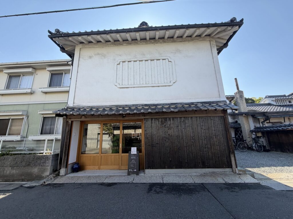 パンとエスプレッソと姫路城の白い蔵の建物と看板