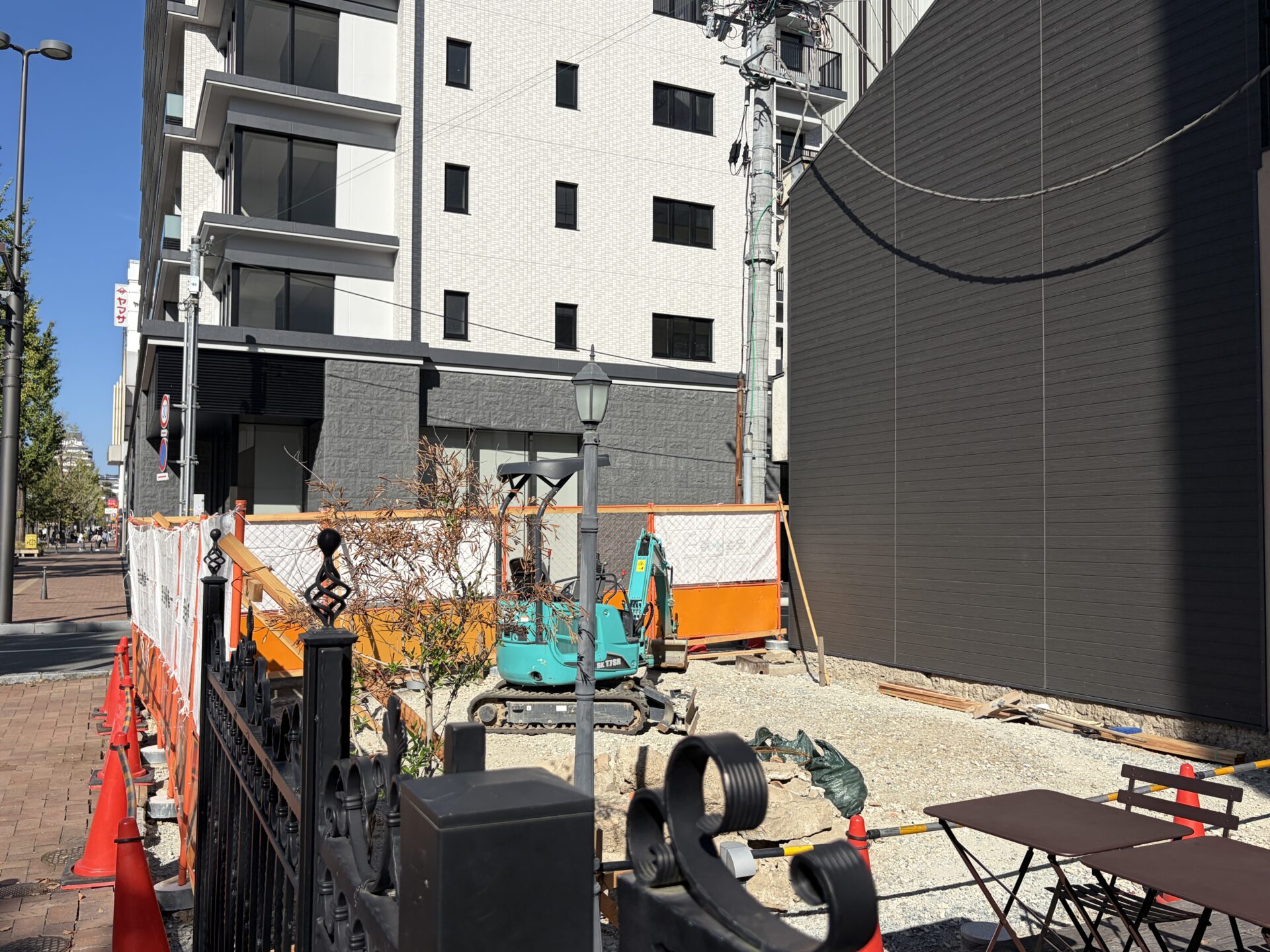 敷地内の重機と工事の様子
