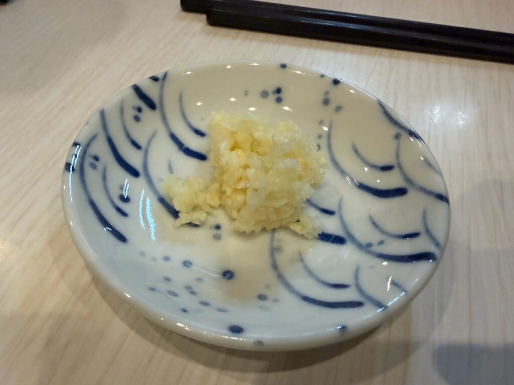 別皿のニンニク