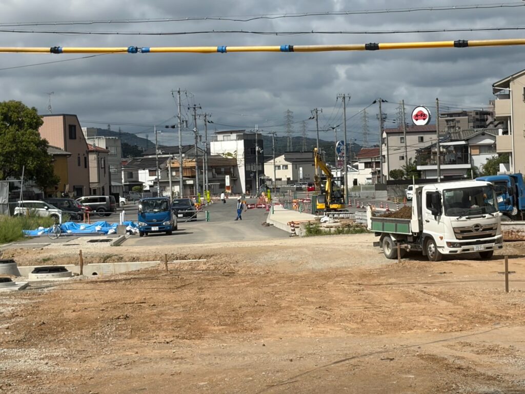 大和ハウス工業姫路支社のビルと工事中の道路
