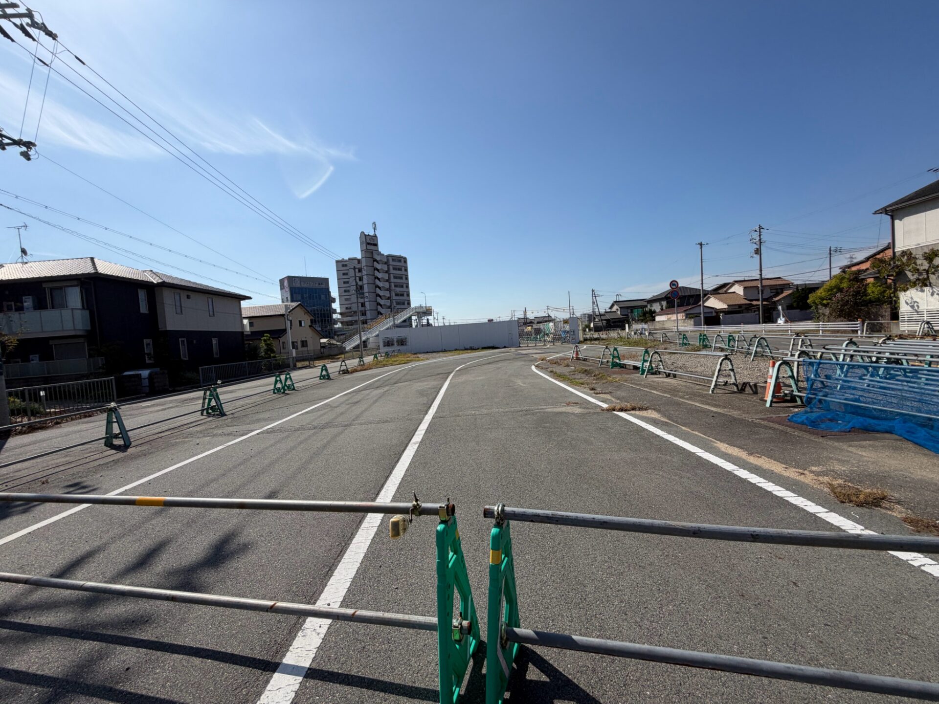 柵とバリケードで閉じられた道路