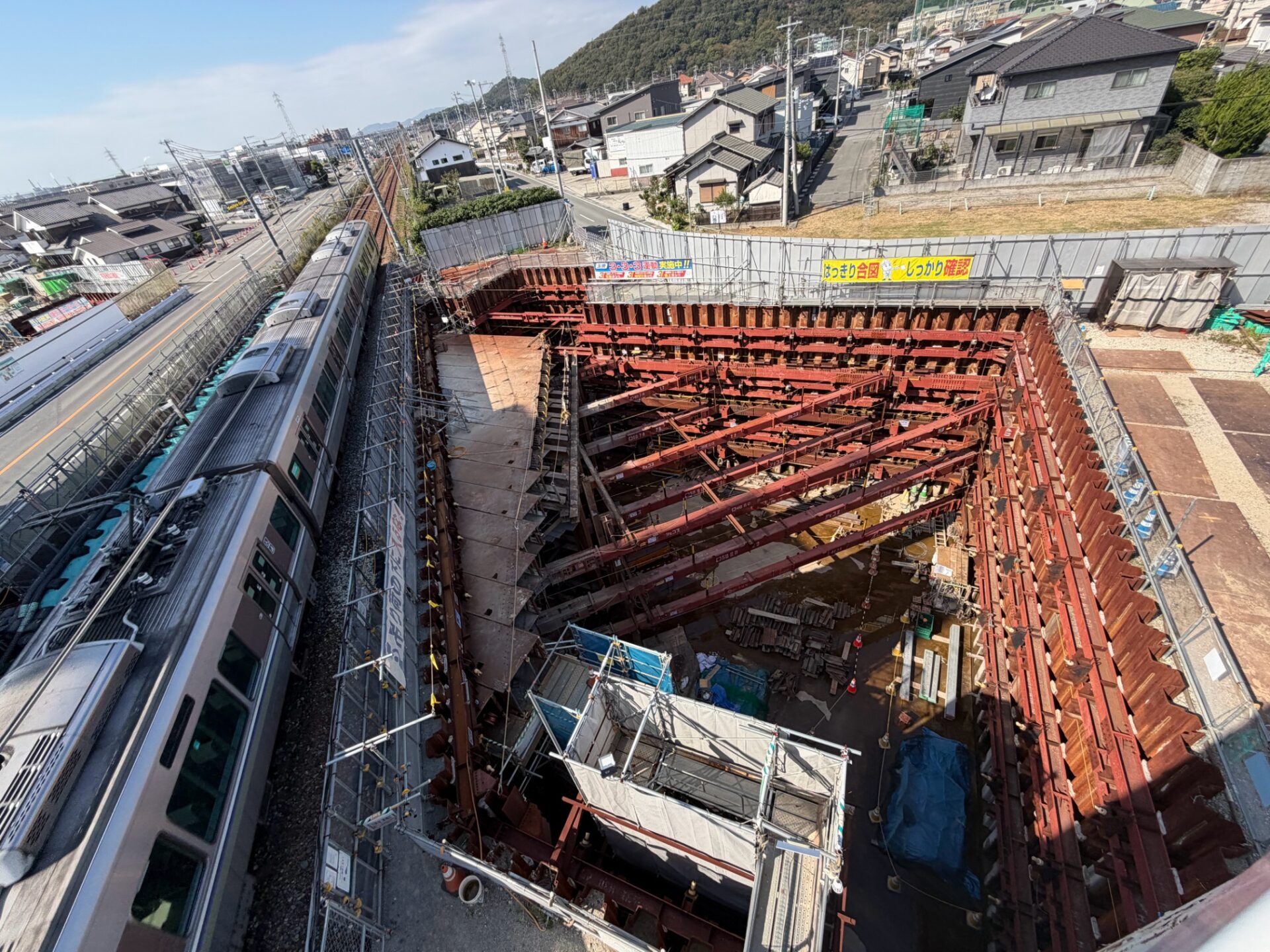線路横で進むアンダーパス工事