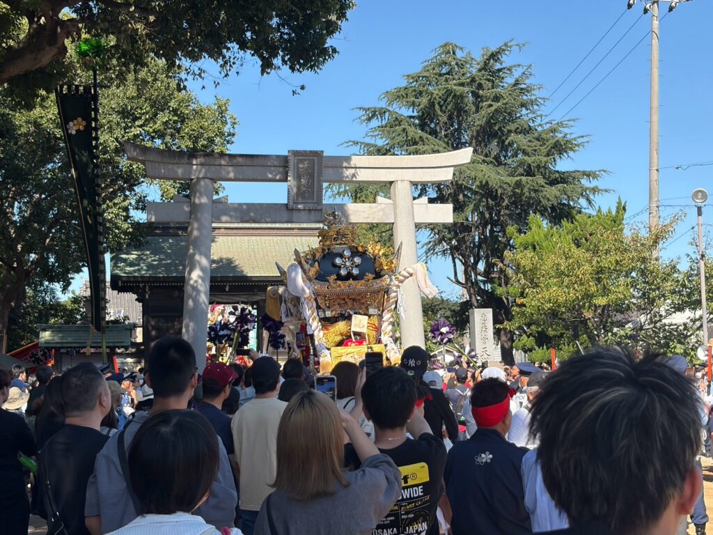 鳥居前に集まる屋台と見物客