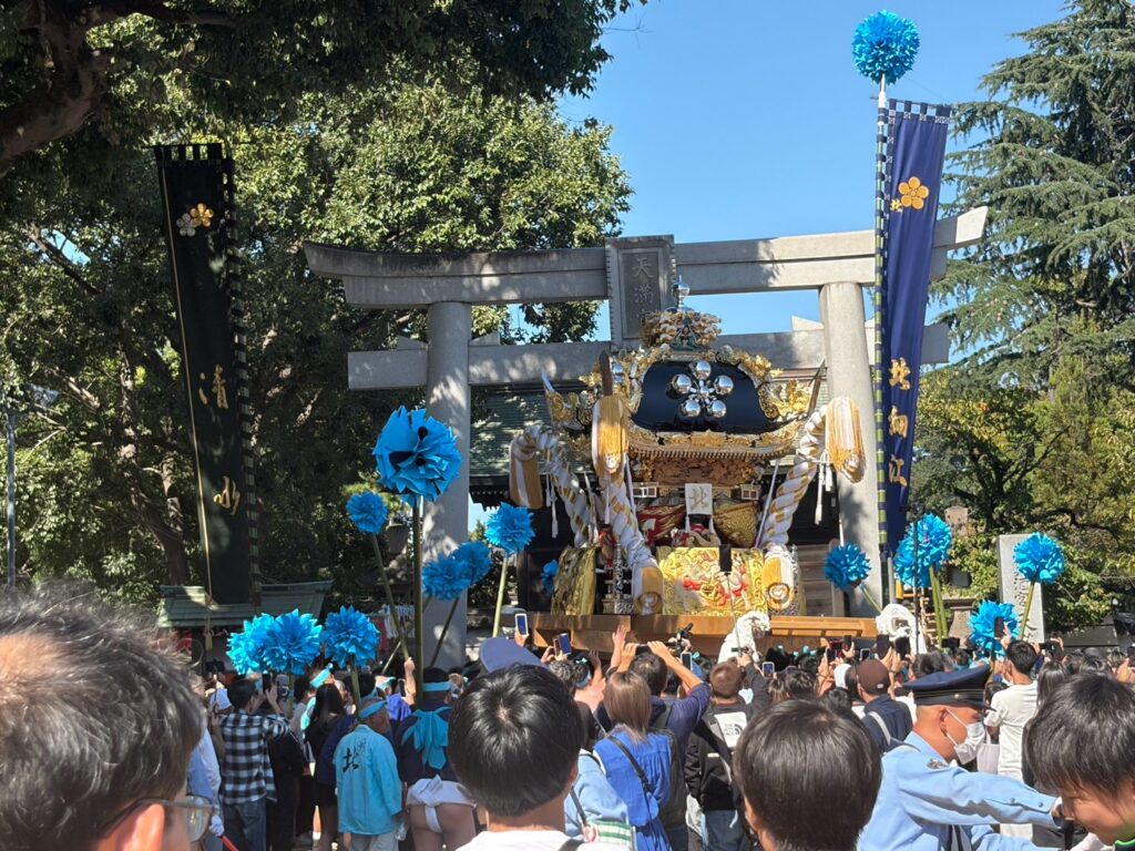 恵美酒宮天満神社の鳥居前で差し上げられる屋台