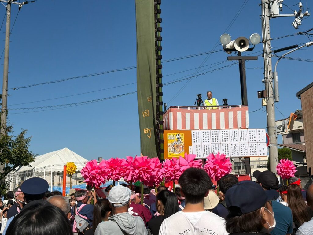 ピンクのシデ棒が掲げられた境内