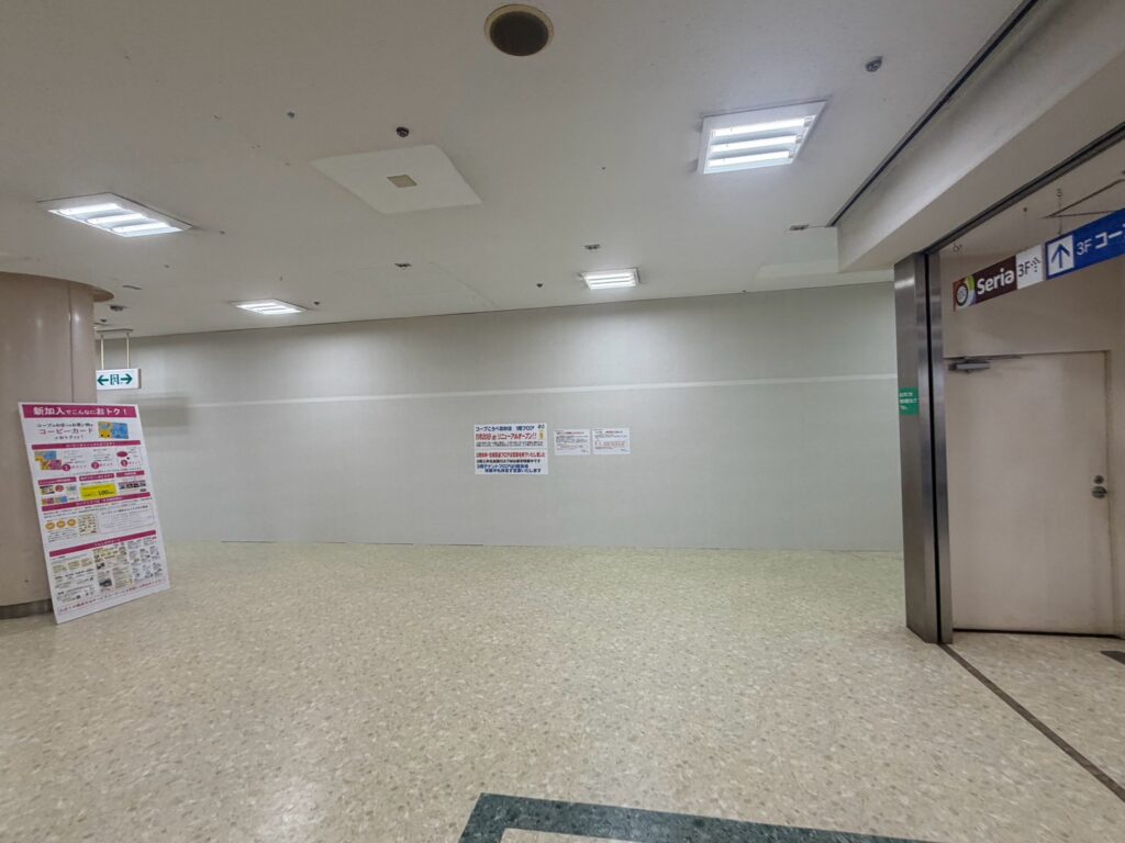 白い仮囲いになったコープ高砂の2階売場