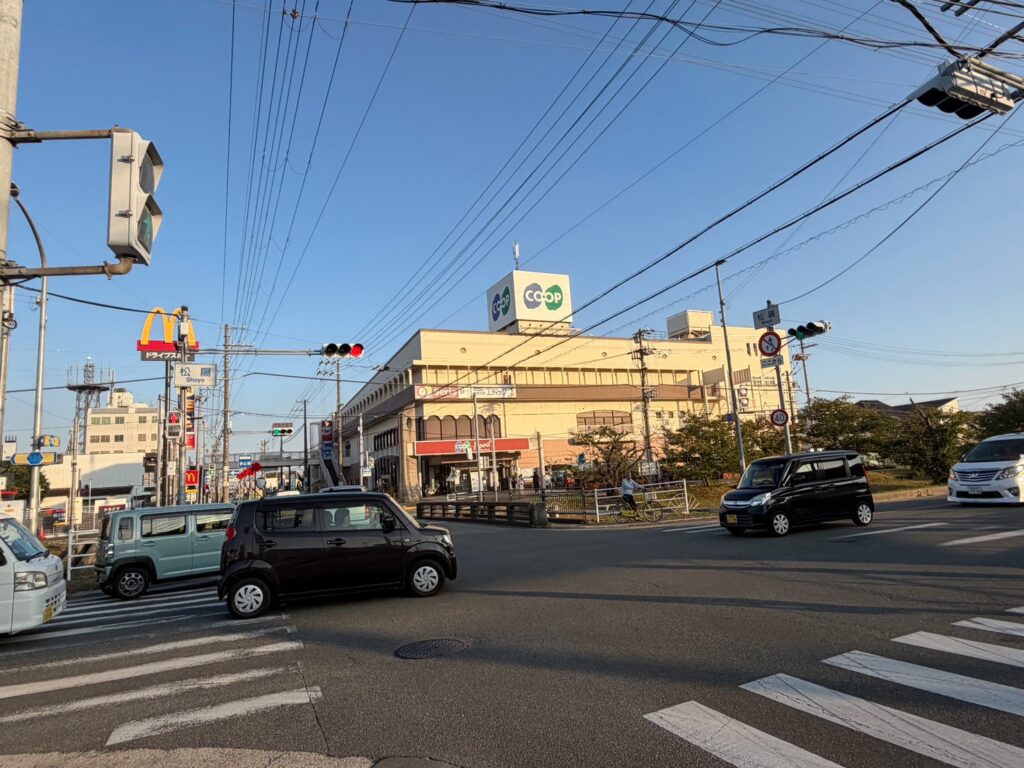 松陽交差点から見たコープ高砂の外観