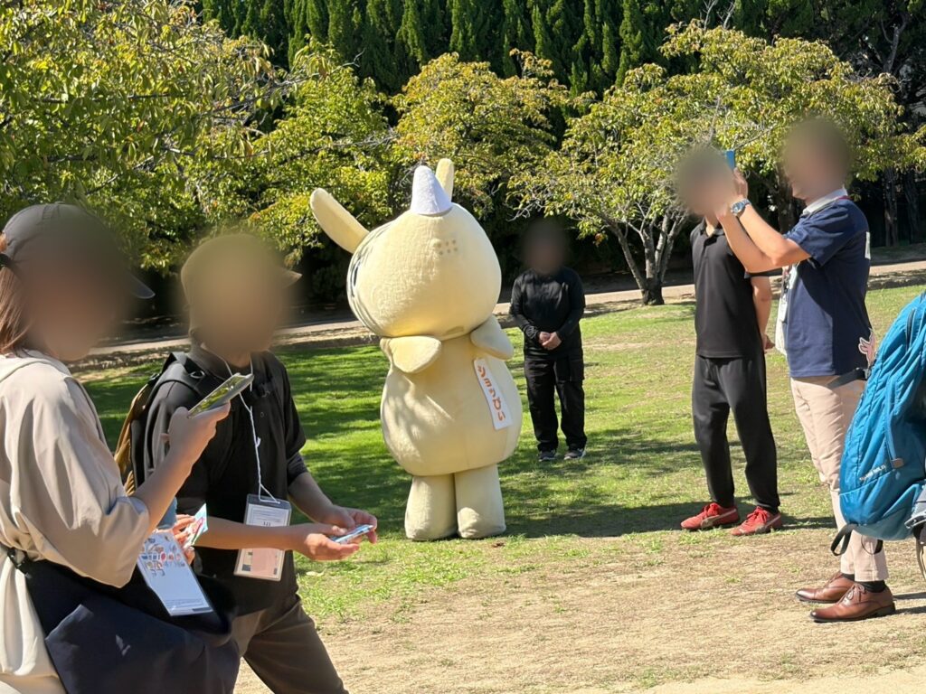 ショッぴぃと記念撮影する子どもたち