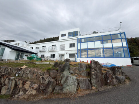 2026年10月21日に撮影したhotel ISLET setouchi開業予定地の白い建物と青い窓枠