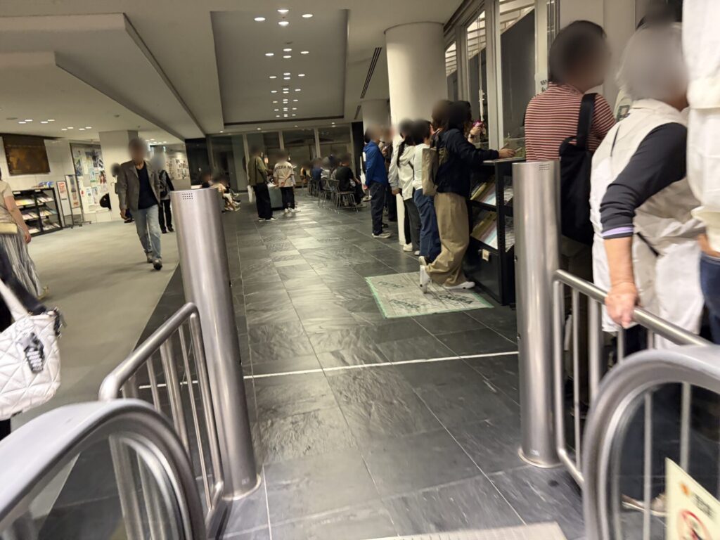 イーグレひめじ館内から見る人たち
