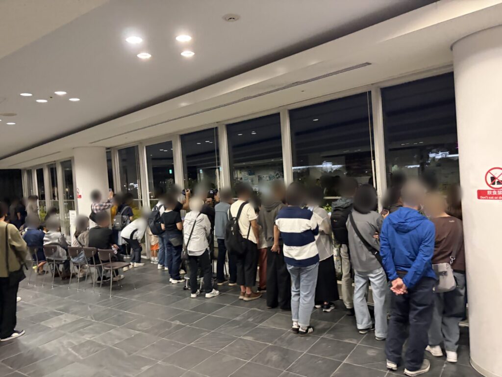 窓際でランタンを見る人たち