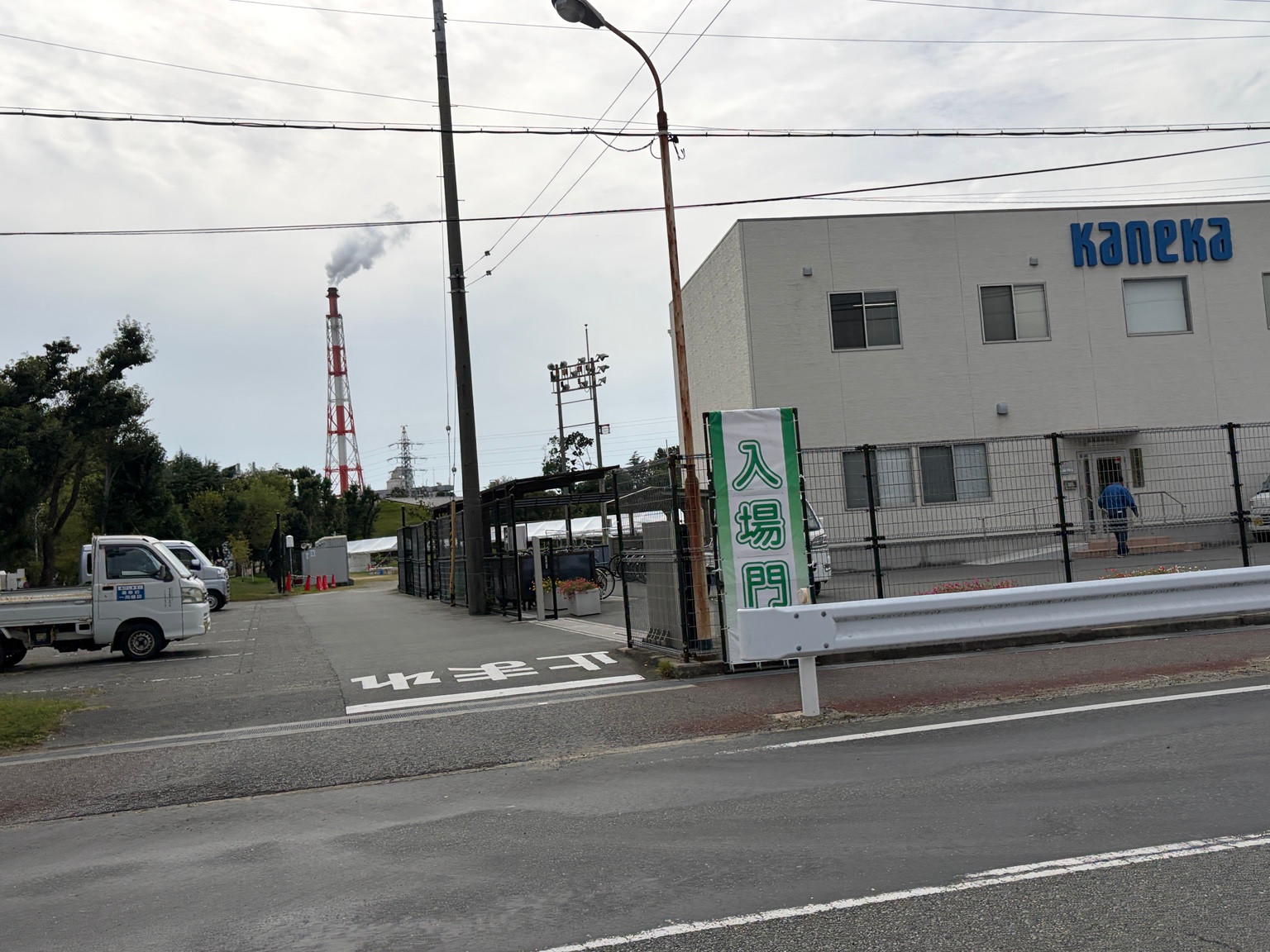 カネカの建物脇に掲示された入場門の案内