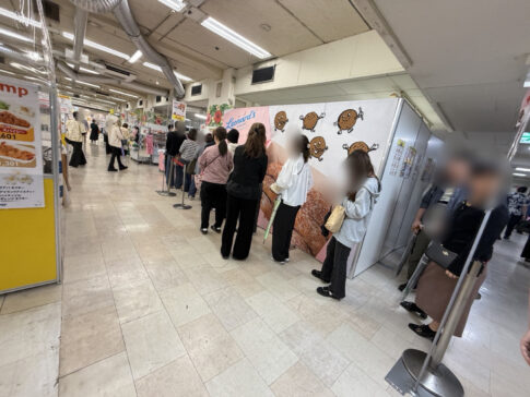 2026年10月26日12時40分ごろ、山陽百貨店のレナーズ前にできていた行列