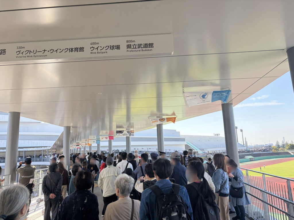 陸上競技場の横の屋根付き通路にできた大行列